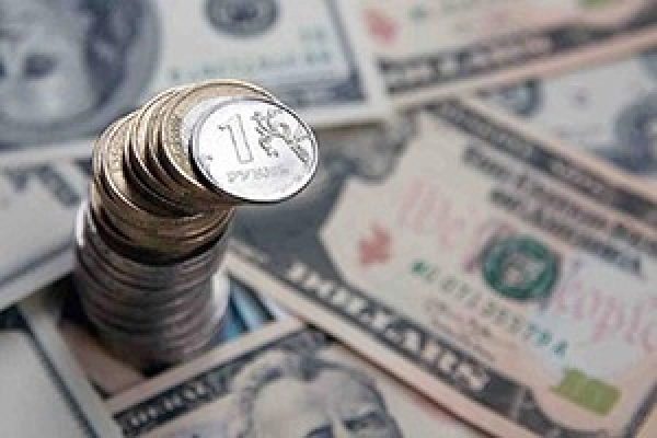 Центробанк поднял курс доллара на 1,5 рубля