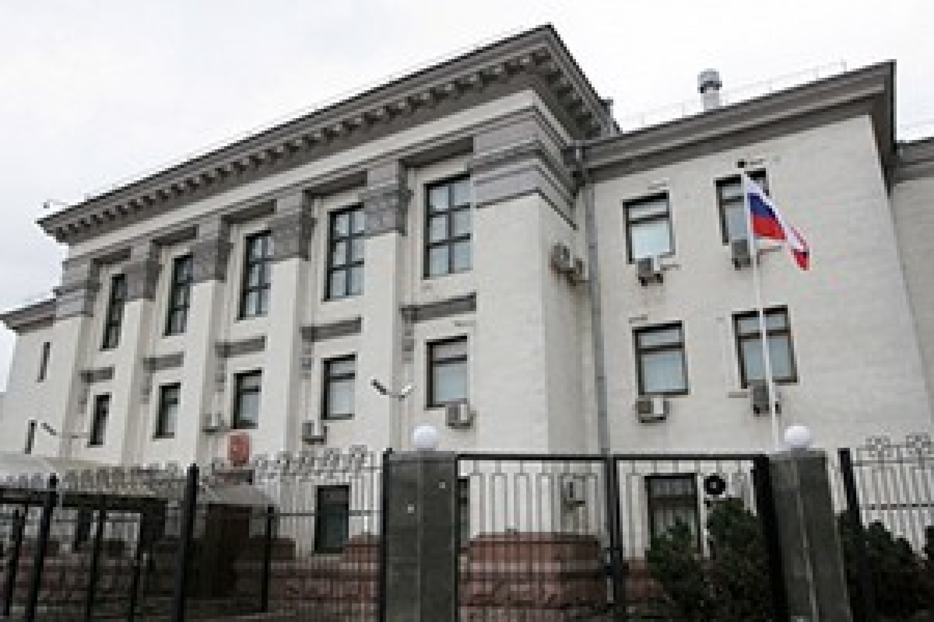 Киев отбирает землю у посольства России