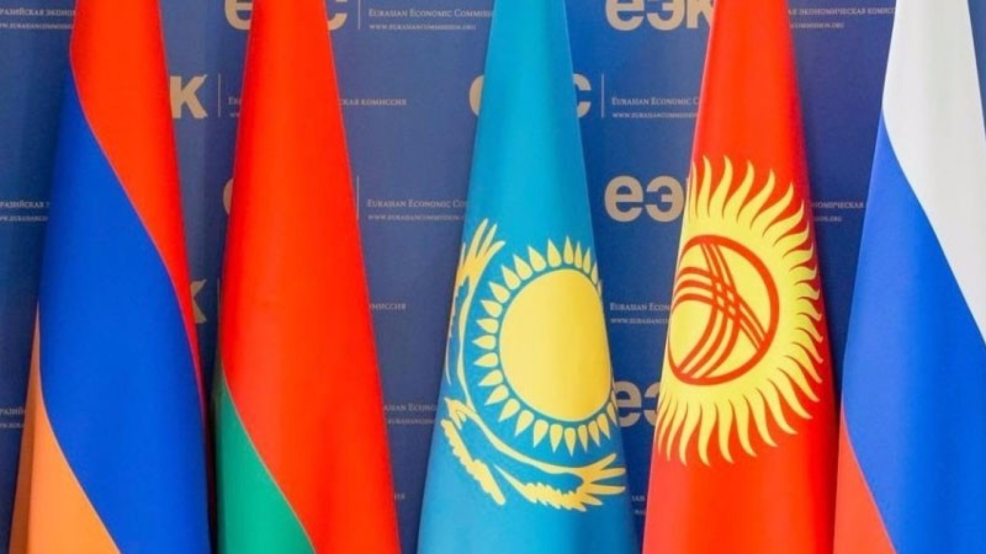 Премьер-министр РФ призвал ускорить подготовку торговых соглашений ЕАЭС с Сербией