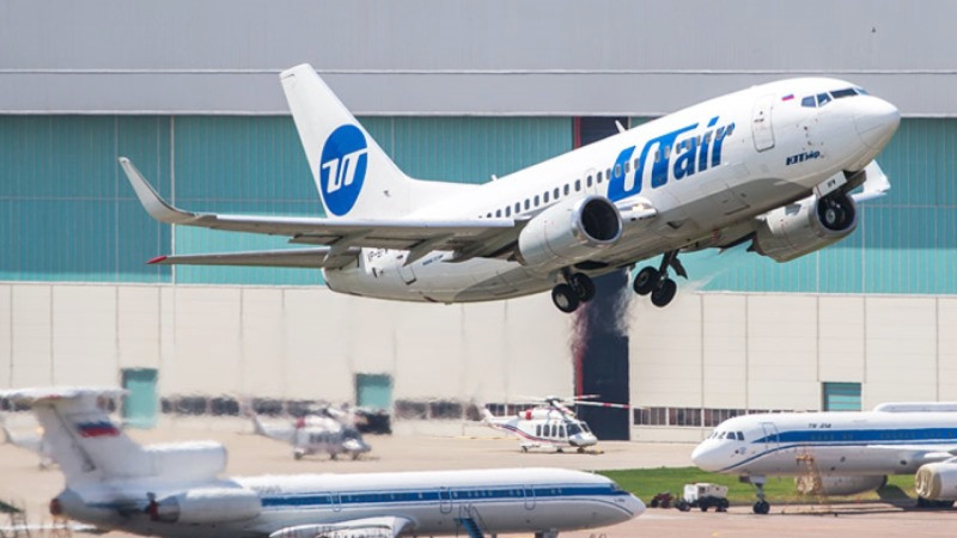 Банк "Россия" выкупит долги Utair