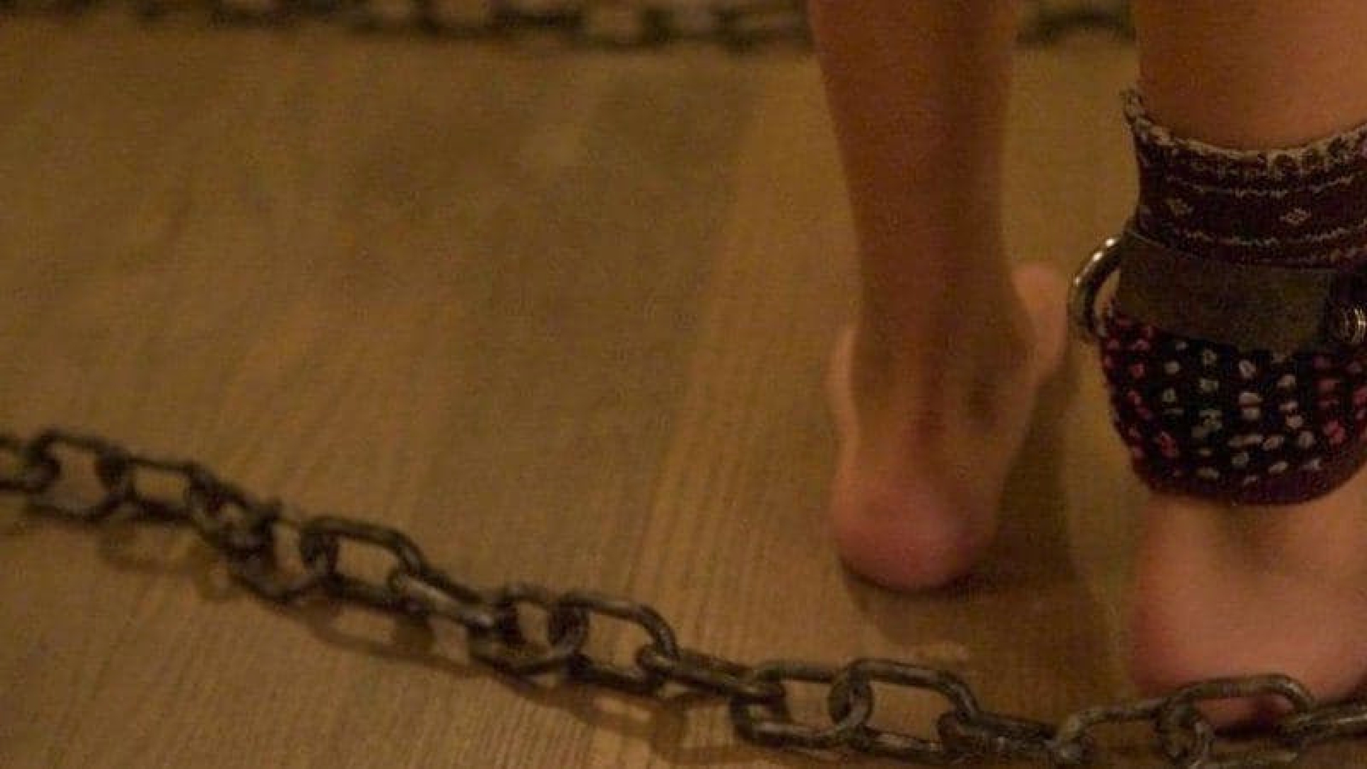Мужчина посадил соседского ребенка на цепь