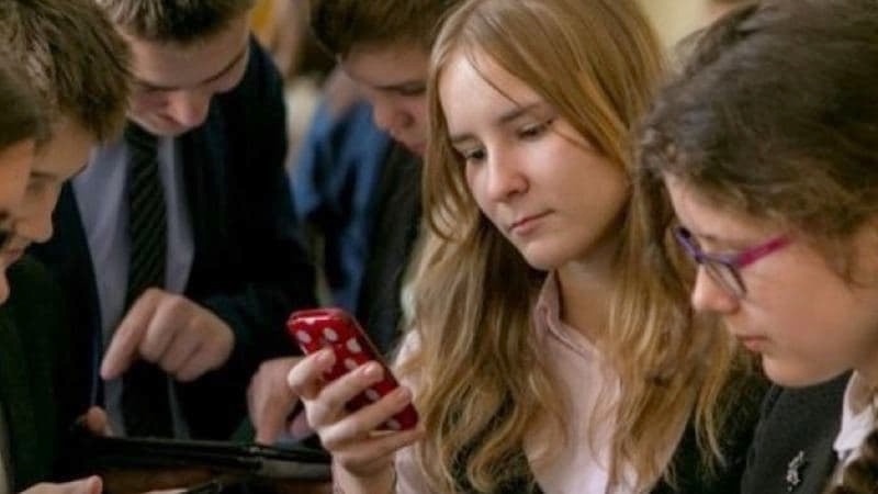 В школах появятся нормативы для школьников с гаджетами
