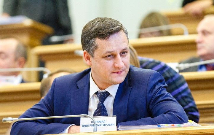 Кому греет кресло Комарова?