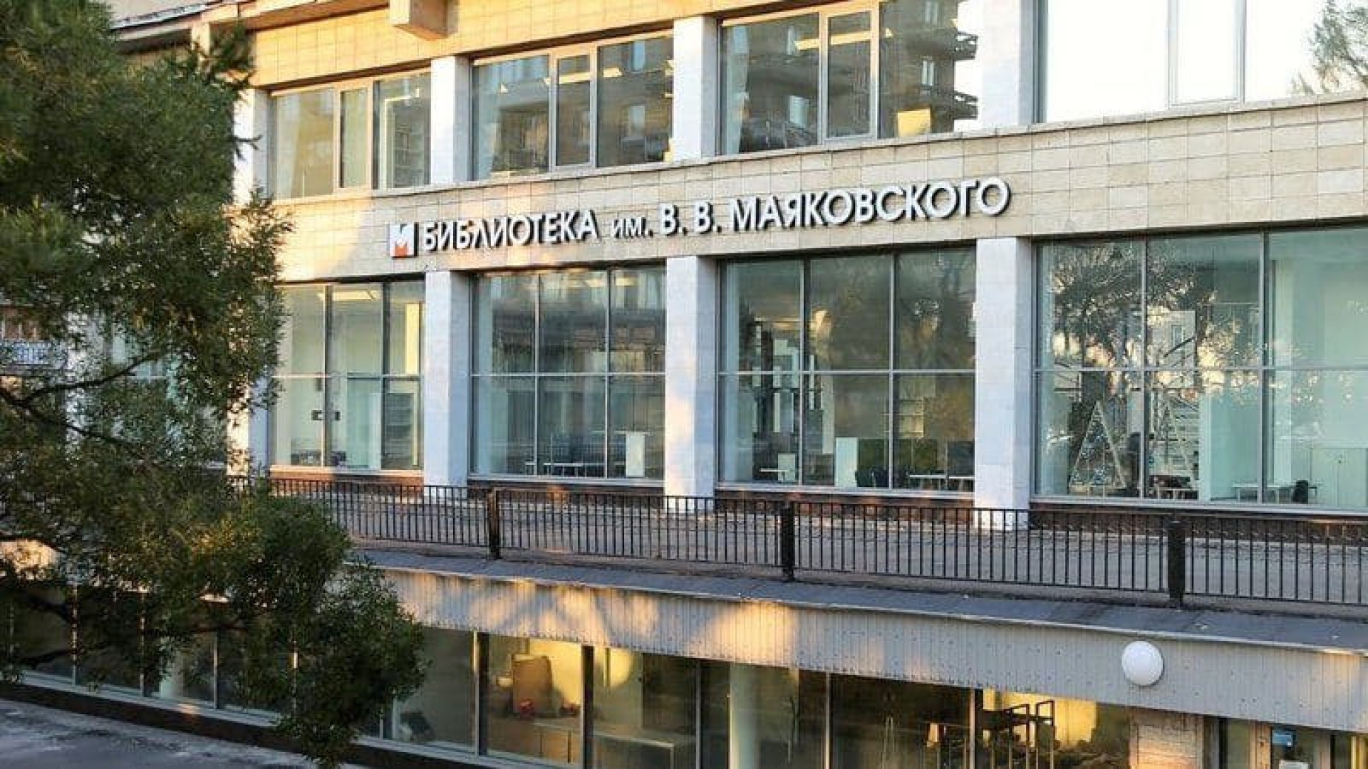 В Смольном назвали сроки ремонта библиотеки им. Маяковского