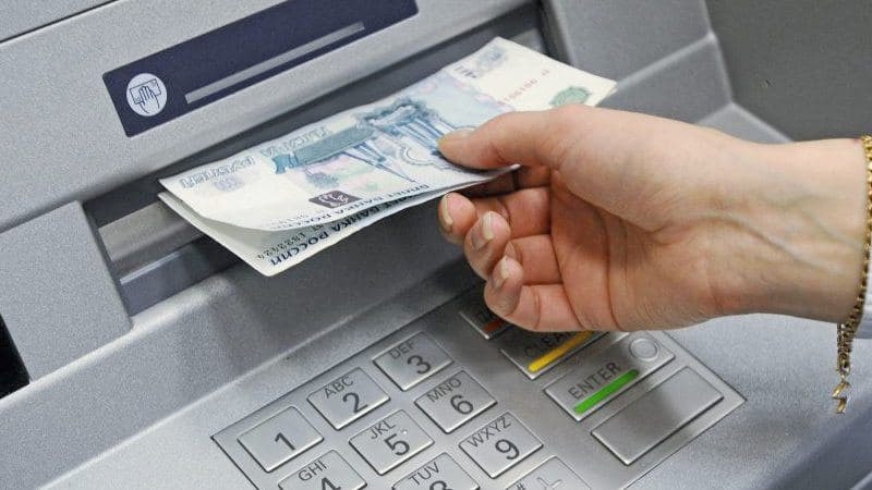 Россиянам могут разрешить снимать деньги с чужой карты