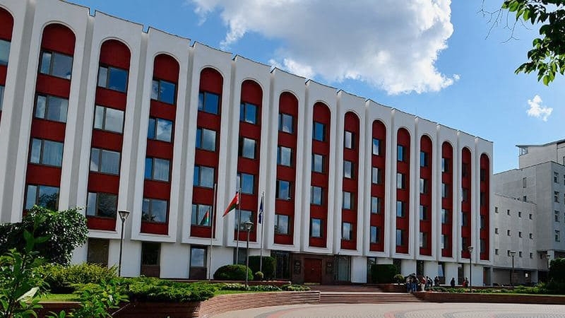 В Белоруссии заявили о жестком давлении на посольства