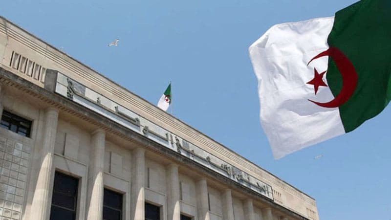 Правительство Алжира сняло с себя полномочия