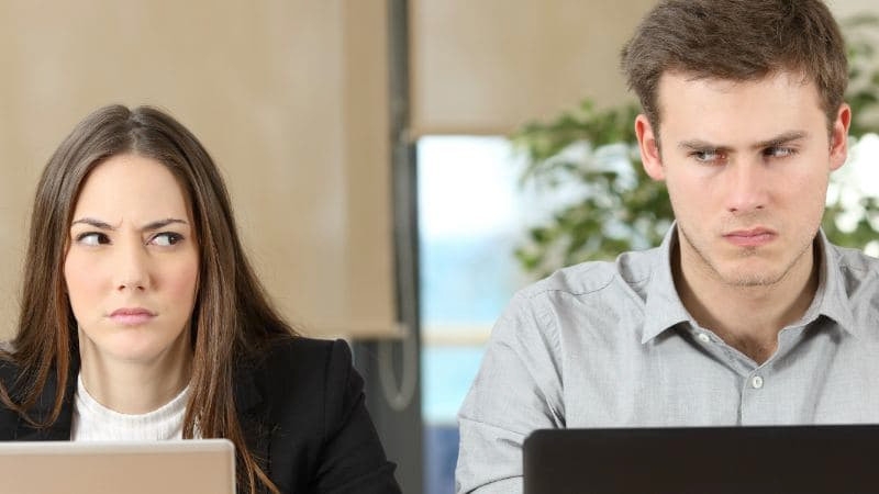 Россияне перечислили главные раздражители на работе