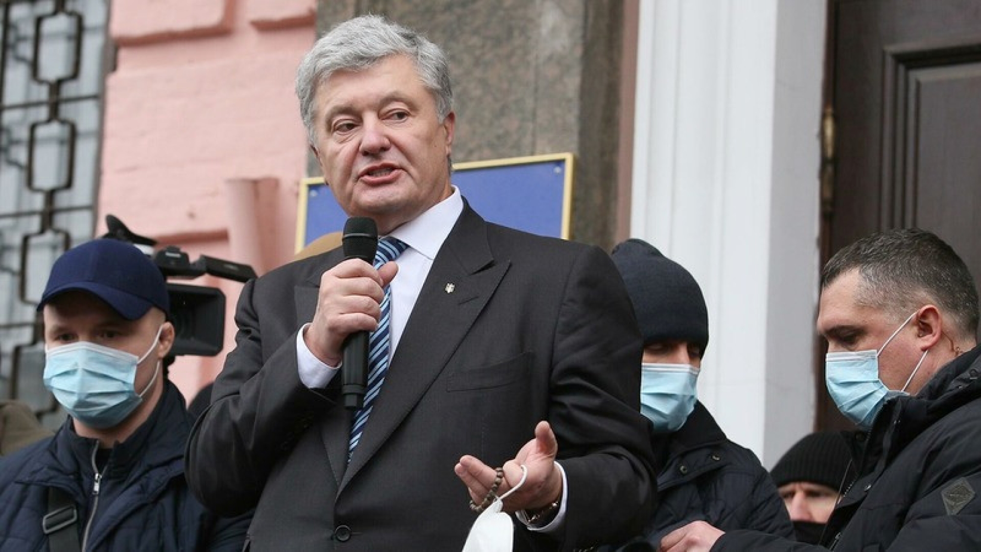 Суд в Киеве отпустил Порошенко под личные обязательства с изъятием паспорта