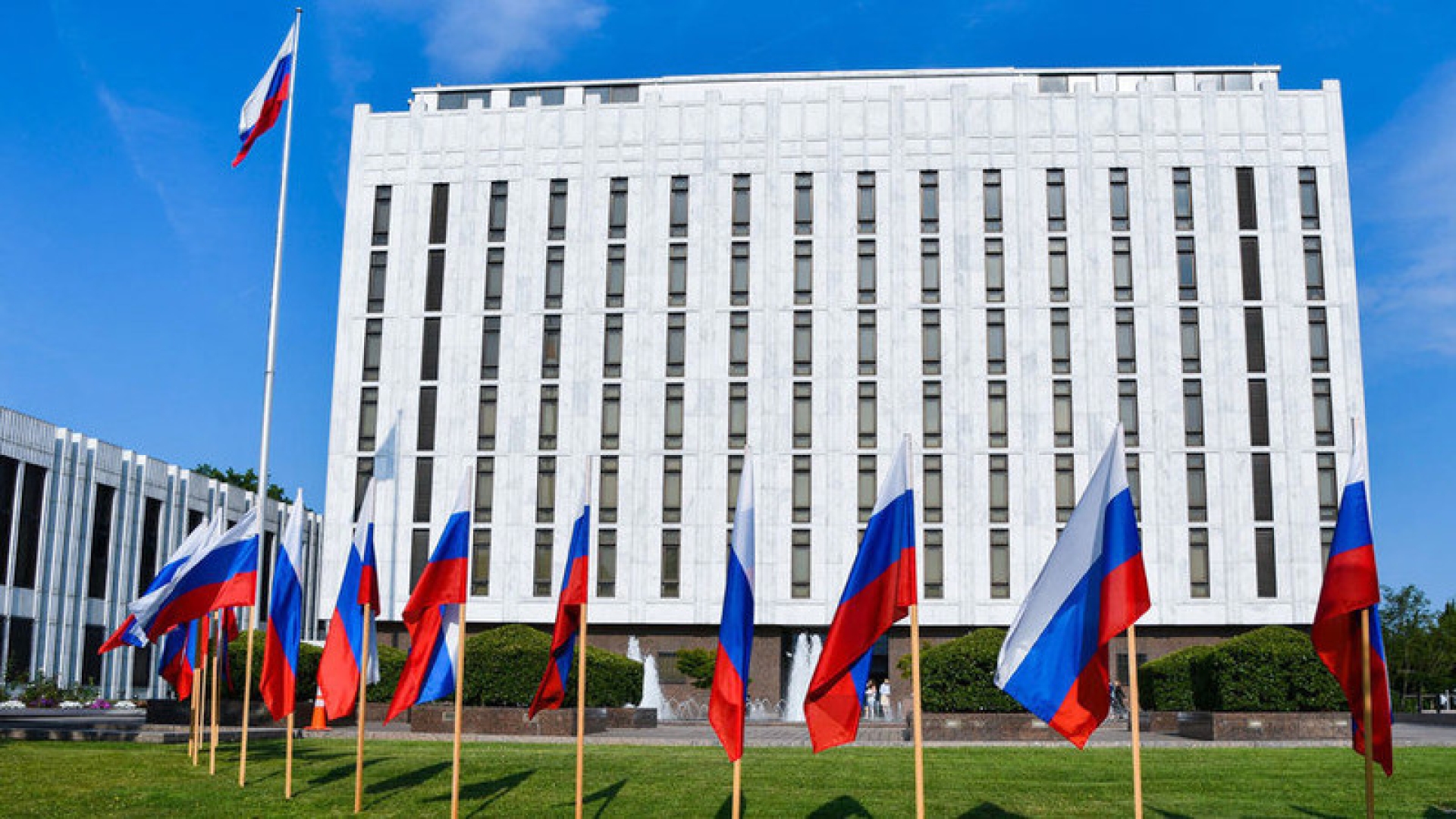 Посольство РФ напомнило США о "пробирке Пауэлла" после заявлений о видеофейке