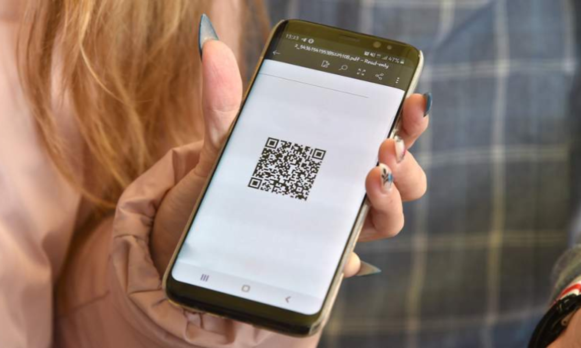 В РФ с 25 октября появится новый способ оплаты смартфоном по картам "Мир"