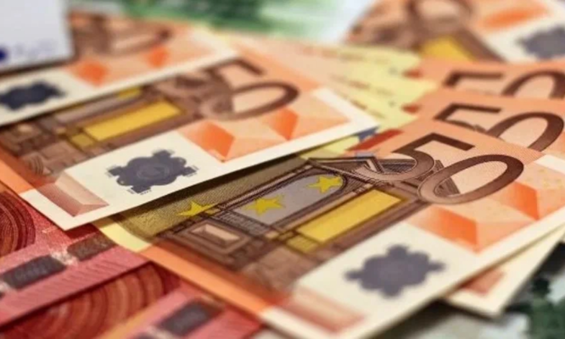 Курс евро упал ниже $1,01 впервые с декабря 2002 года