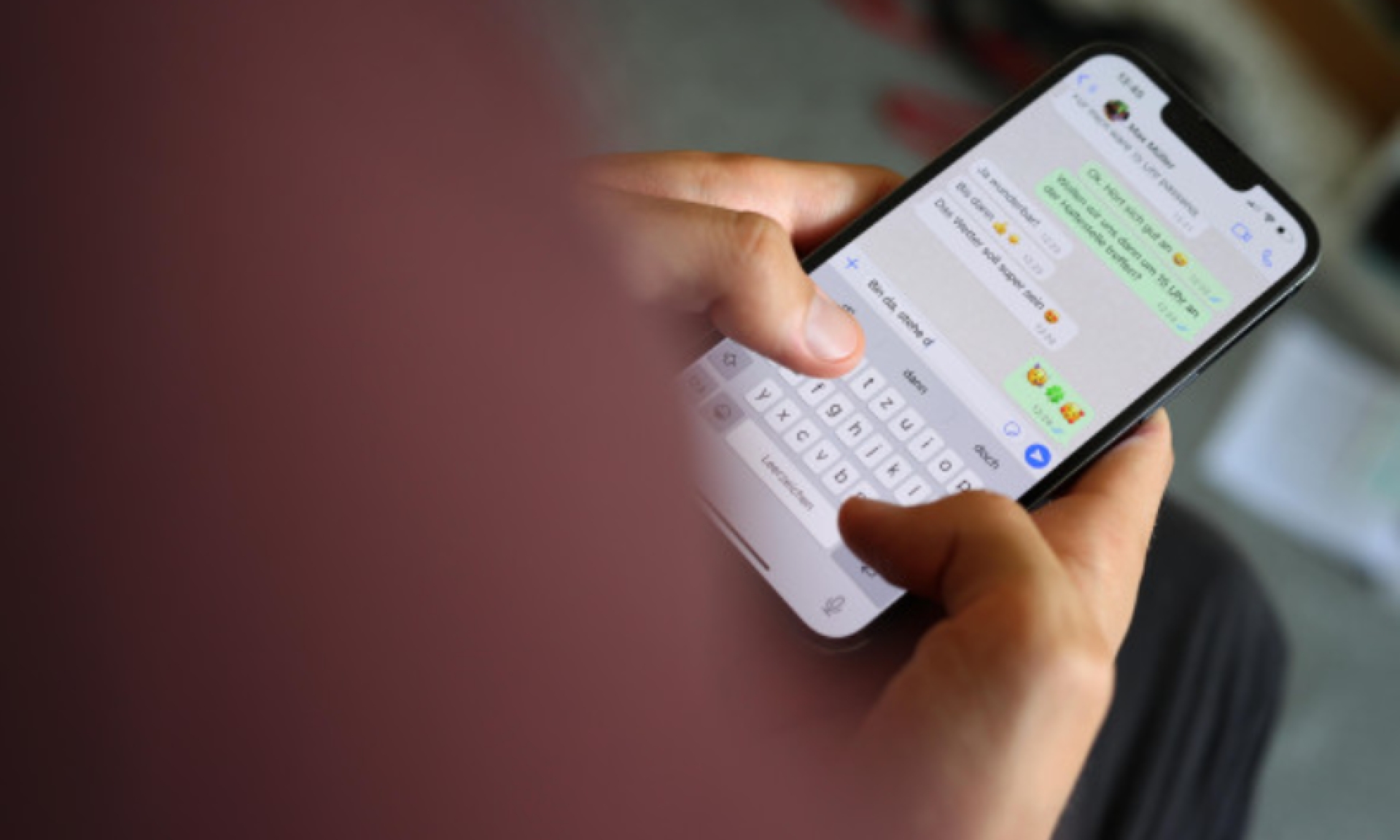Минпросвещения попросило регионы запретить использовать WhatsApp в школах