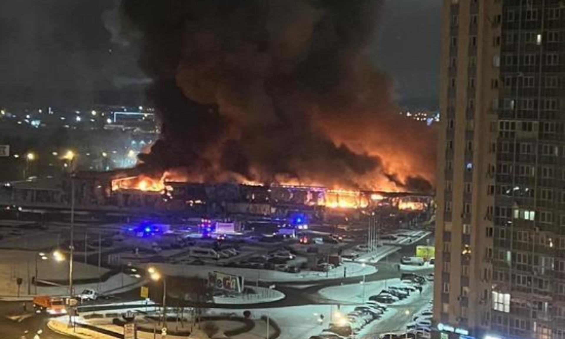 В Подмосковье горит ТЦ "Мега Химки" на площади 18 тыс. кв. м