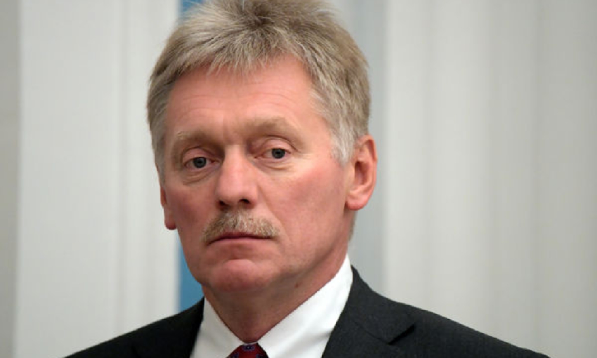 Песков объяснил, что увеличение численности российских войск вызвано действиями Запада