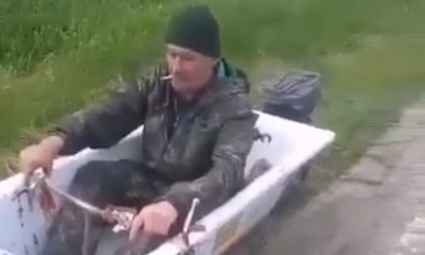 На Кубани мужчина ездил по станице в ванной с двигателем