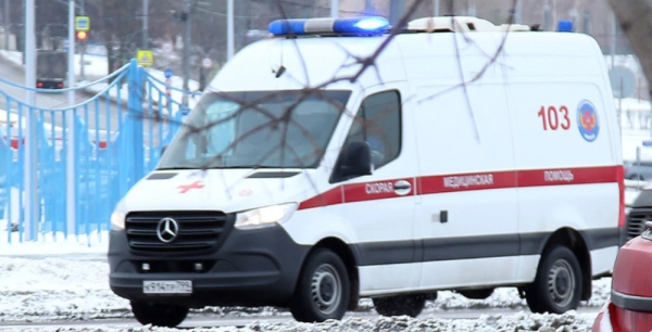 Из-за наезда автомобиля на остановку пострадали четыре человека