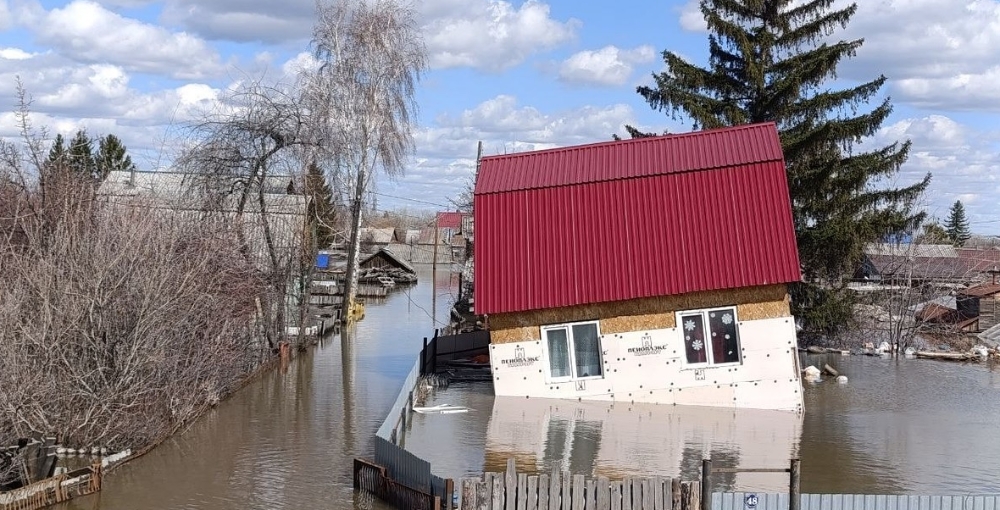 Под Курганом уплывающий по реке дом протаранил мост