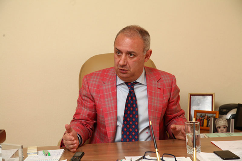 Гойхманы за новым забором в домике Гойхманы за новым забором в домике