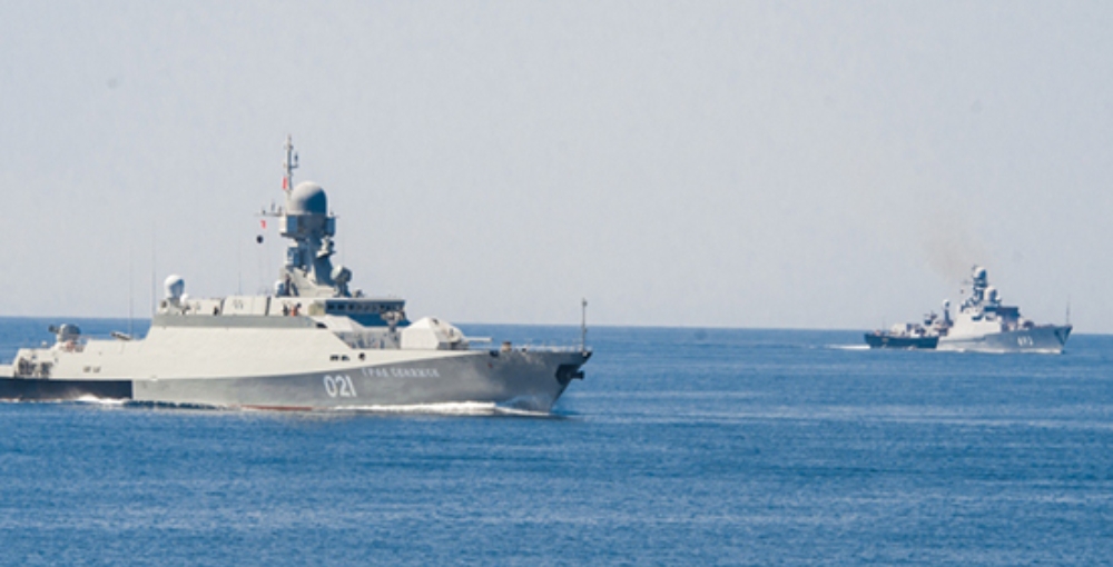 Боевые корабли провели учения в Каспийском море