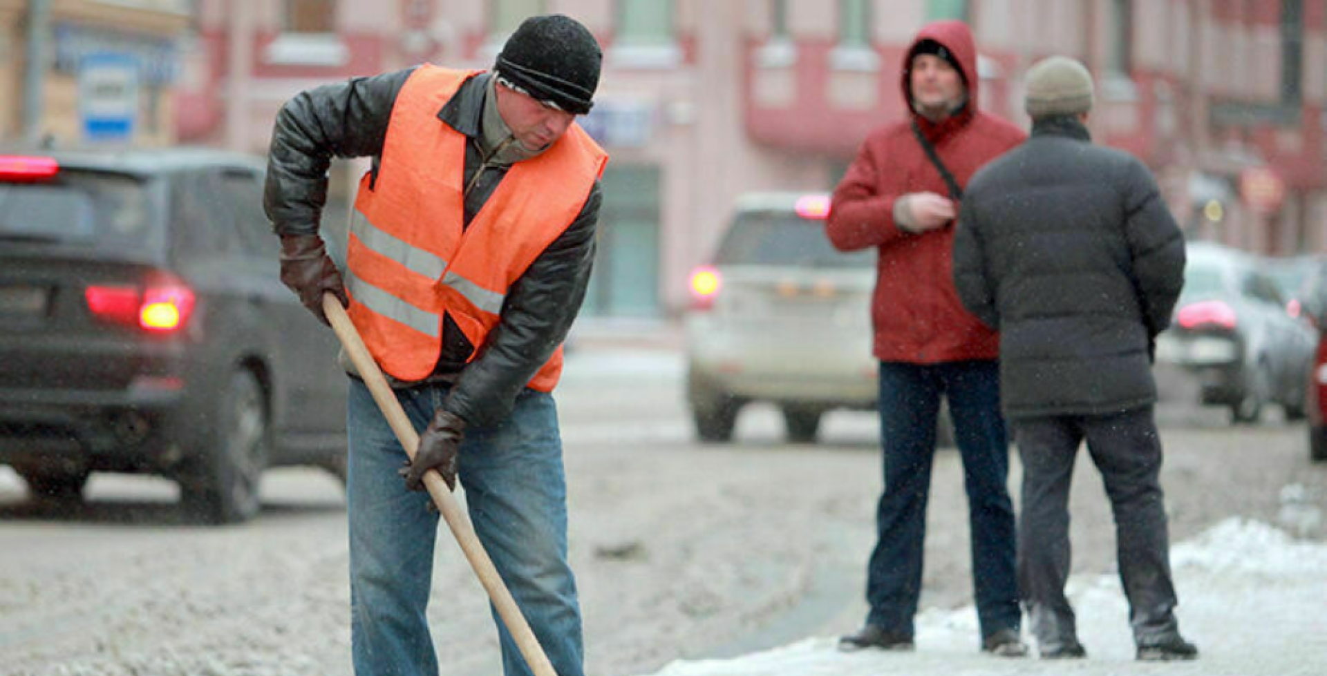 Петербургским дворникам предлагают зарплату в 50,5 тысяч рублей 