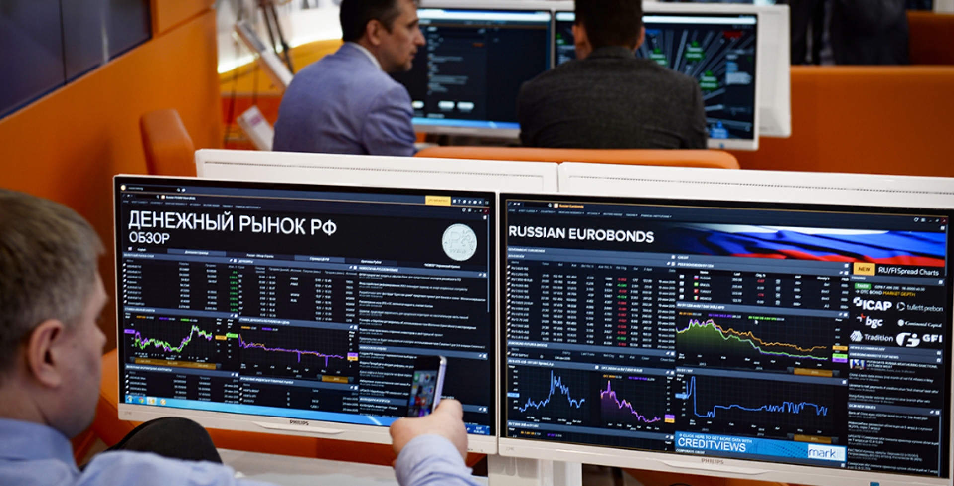 Российский рынок акций на открытии торгов движется с положительной динамикой