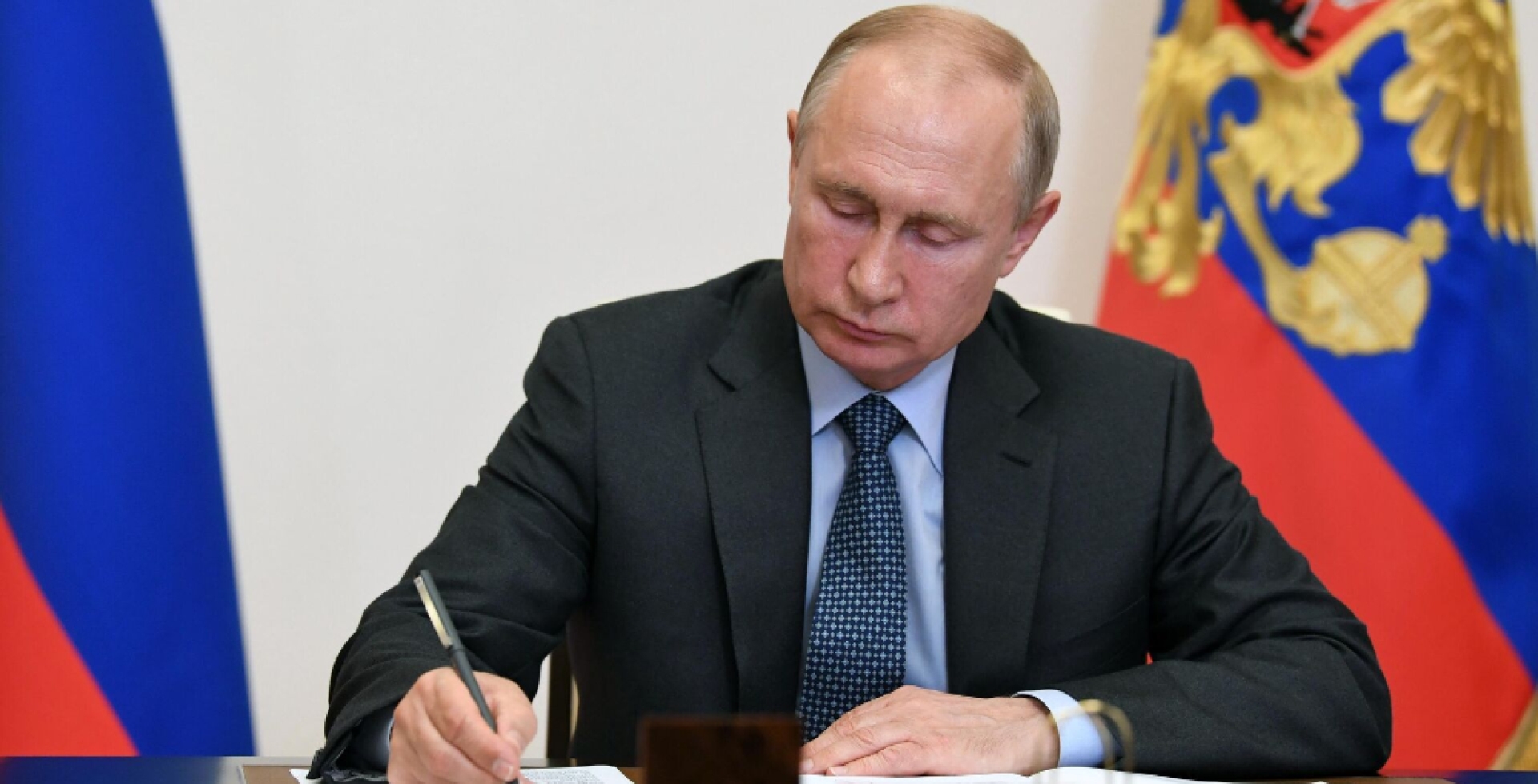 Владимир Путин подписал закон о запрете рекламы на ресурсах нежелательных организаций