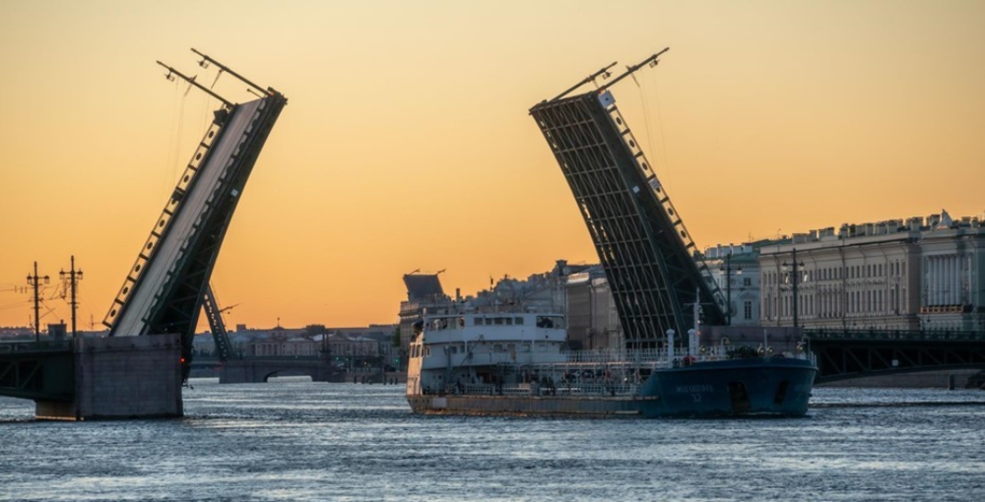 В ночь на 10 апреля в Петербурге начался сезон разведения мостов
