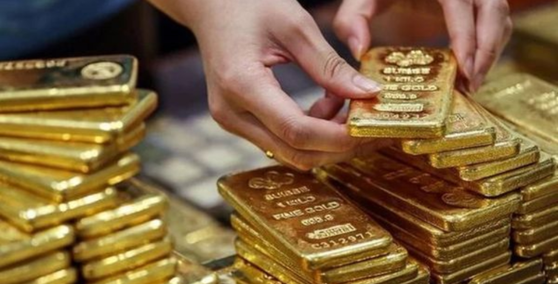 Цена золота впервые в истории превысила 3250 долларов за унцию