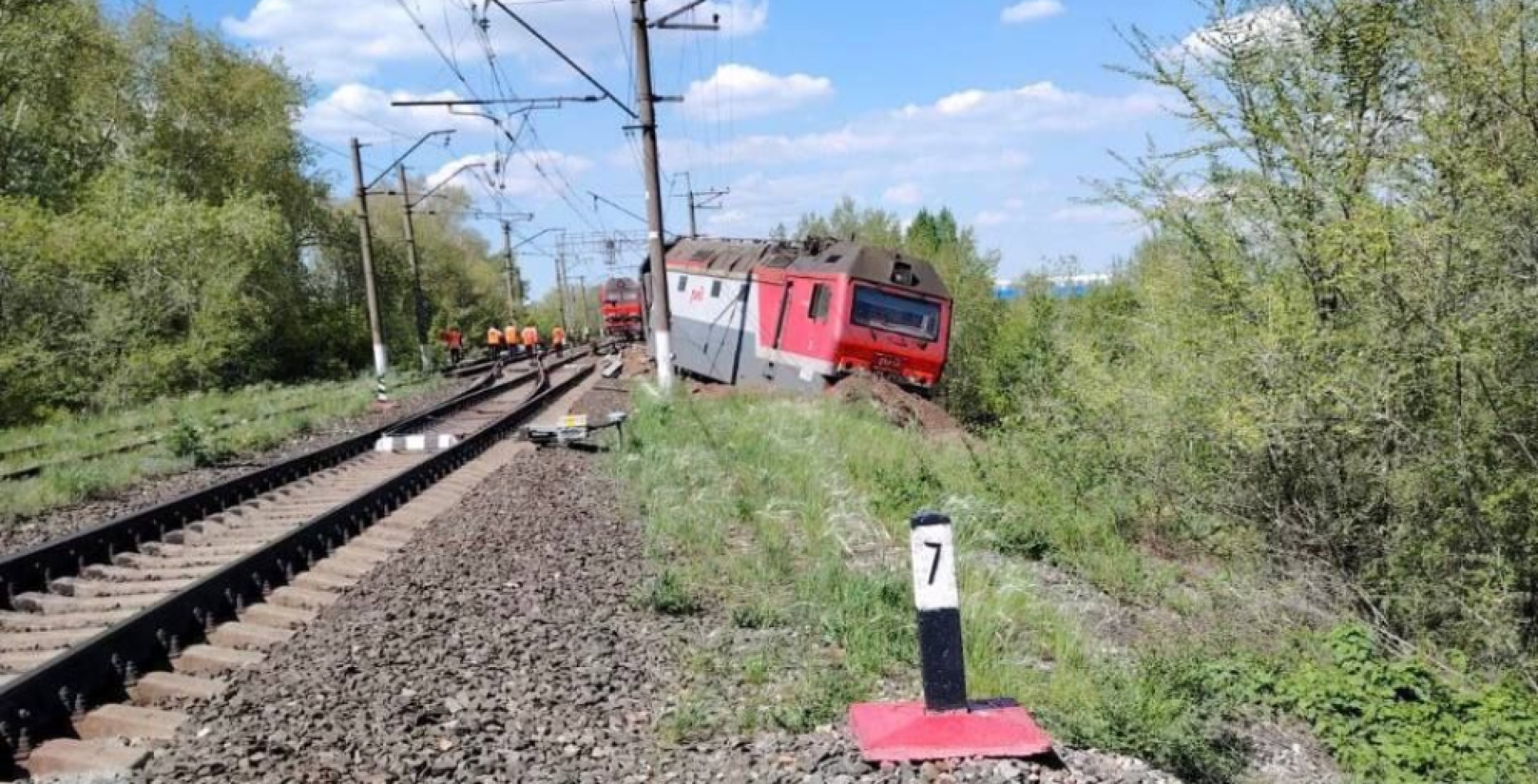 В Тольятти сошел с рельсов локомотив грузового поезда: движение задержано