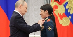 Путин вручил медсестре Людмиле Болиле звезду Героя России за подвиг на поле боя