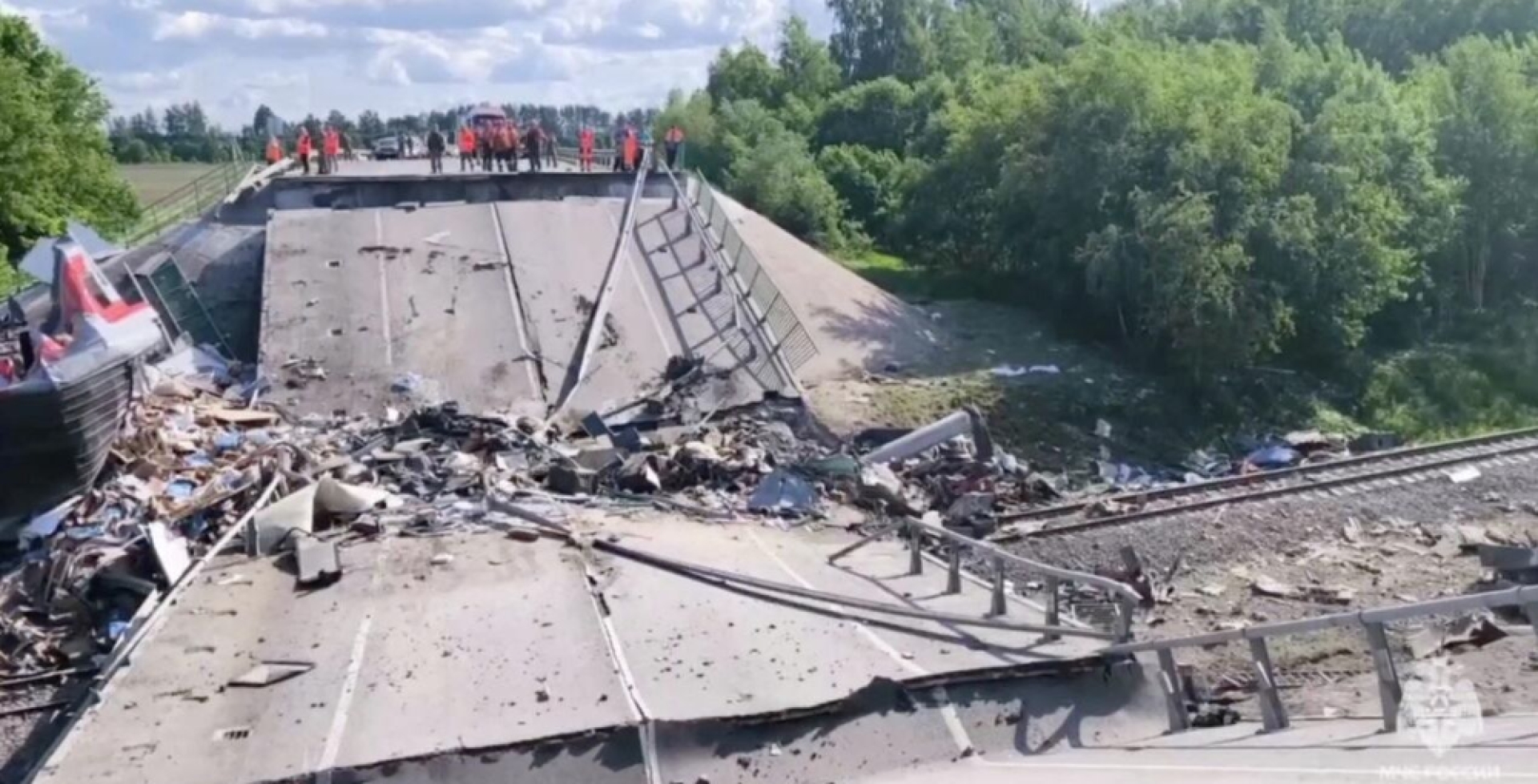 Железнодорожное движение восстановлено на участке с обрушившимся мостом в Брянской области