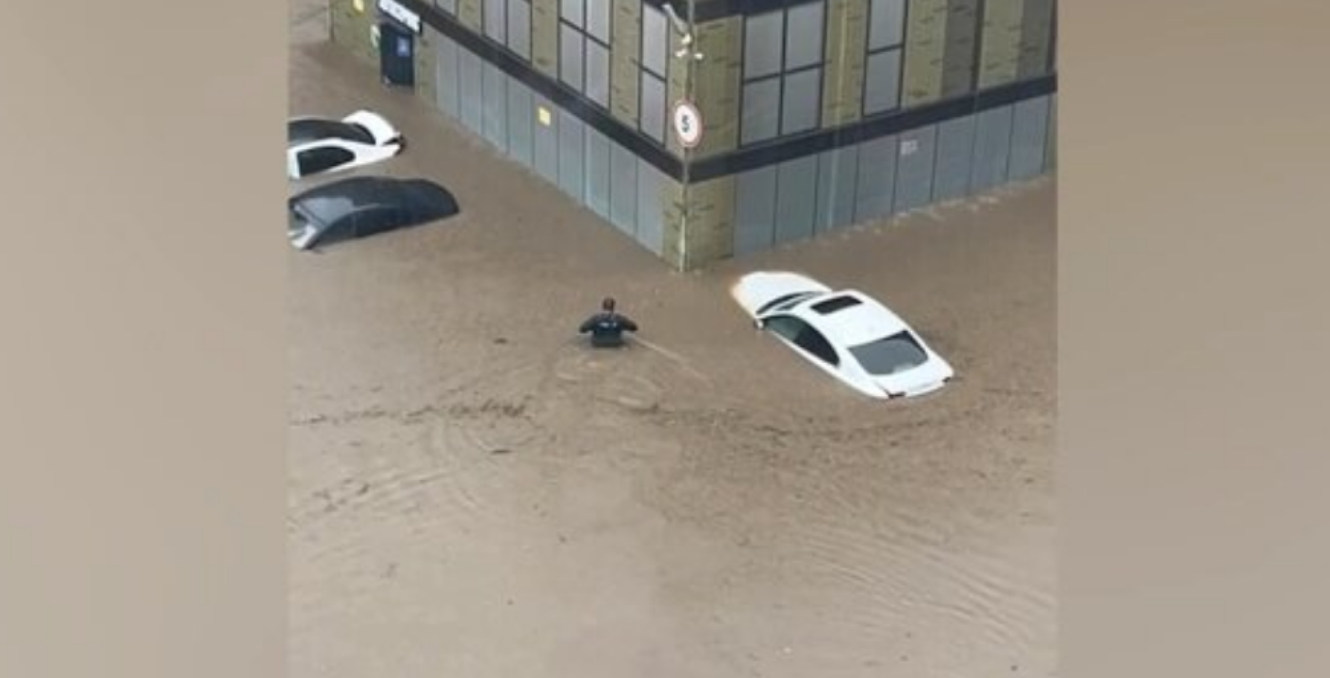 Ливень в Москве затопил автосервис и припаркованные машины