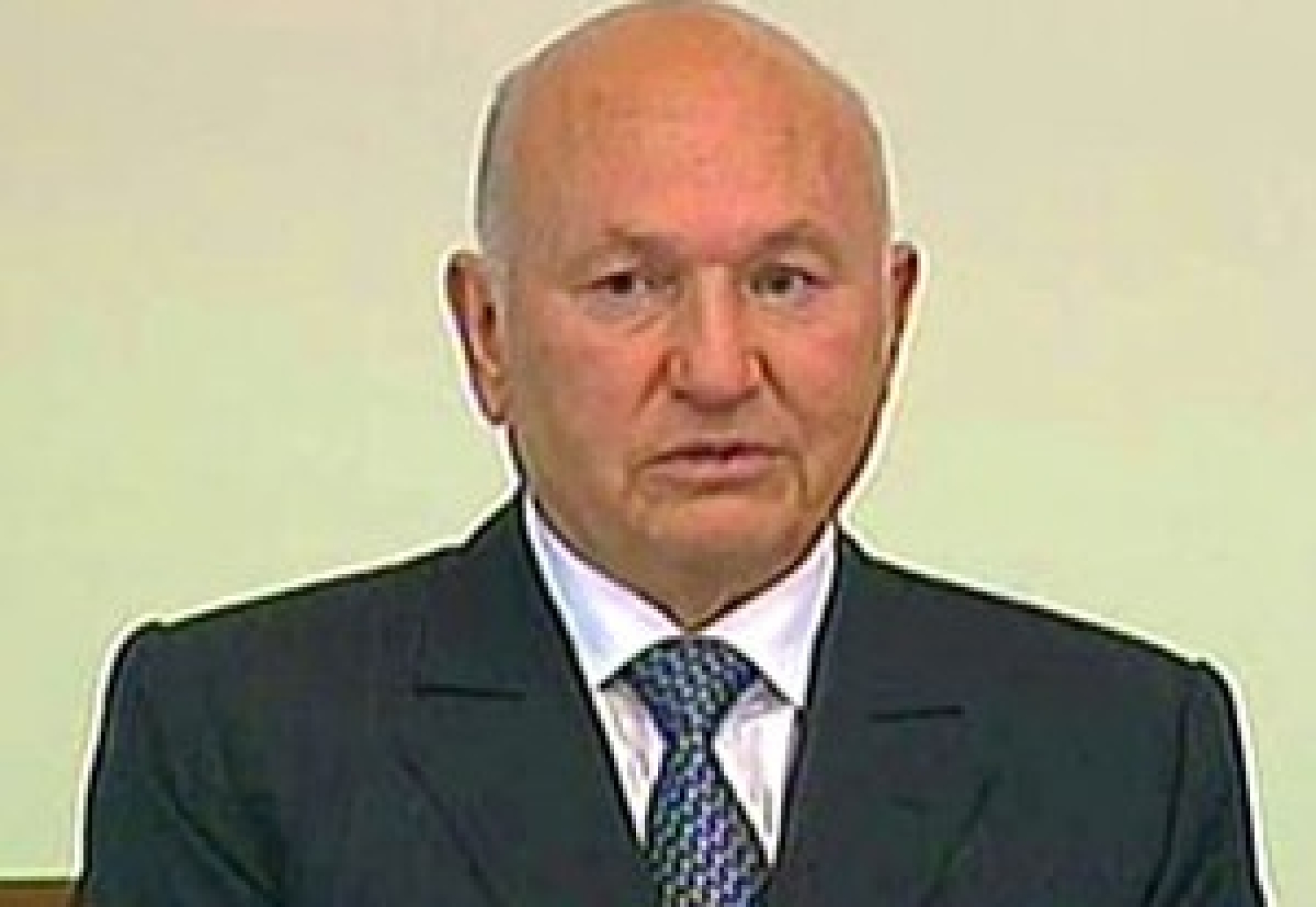 Лужков снова в мэрии